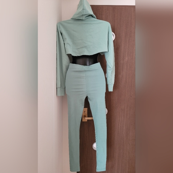 Light teal crop hoodie with matching leggings set - Picture 3 of 7
